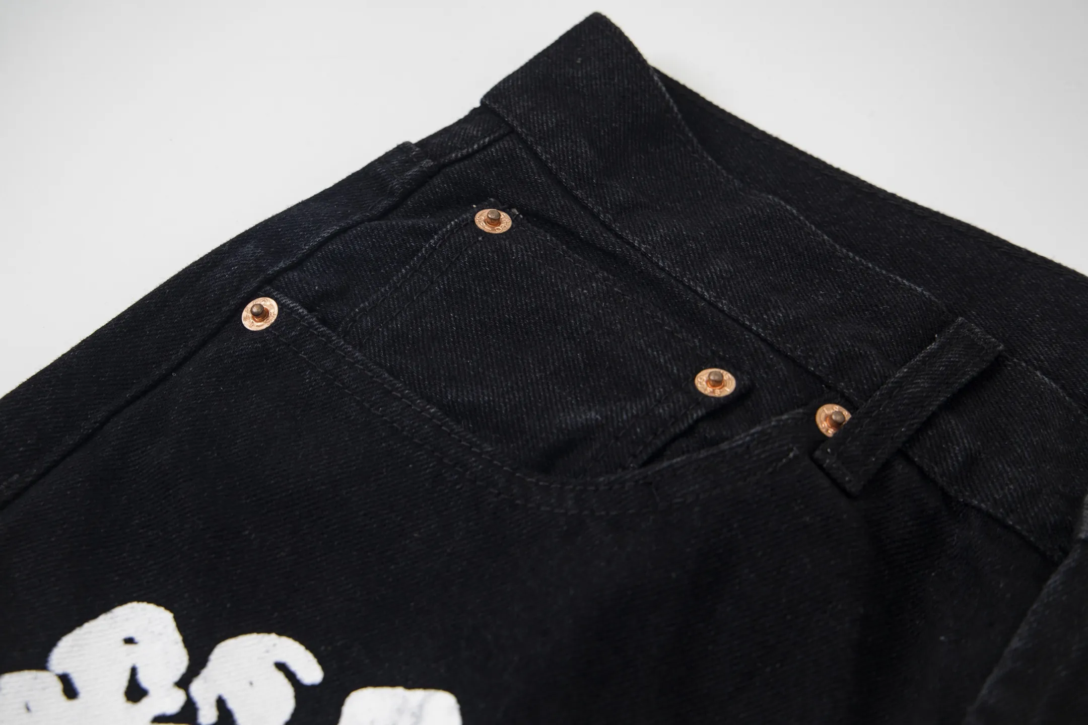 #8197 P220💰 DENIM TEARS Kapok American niche brand printed washed straight jeans. Produced by a major washed factory. Full of high-end feel. Knee part destroyed design with patchwork design. Already used as facade design. Leather waist nameplate. The focus of this style is not on washing, but on the destroyed shape and version. The secret lies in the craftsmanship of the master. The cost of post-production grinding, machining, knife cutting, etc. is far beyond comparison with assembly line products. Color: black, blue, gray. Size: 28-36 (corresponding to S-XXL)